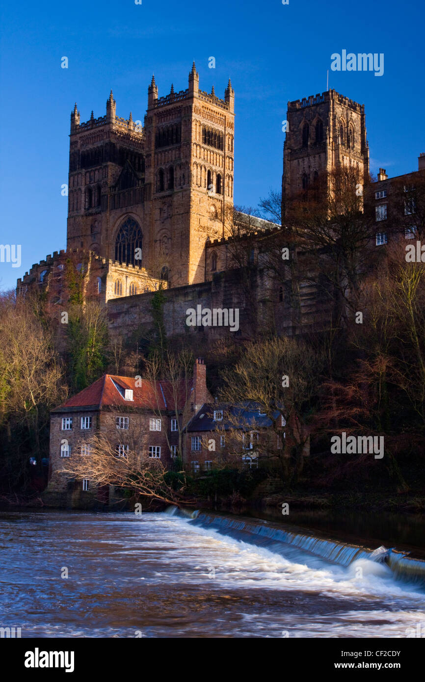 La catedral de Durham, situada sobre las orillas del río el desgaste. Foto de stock