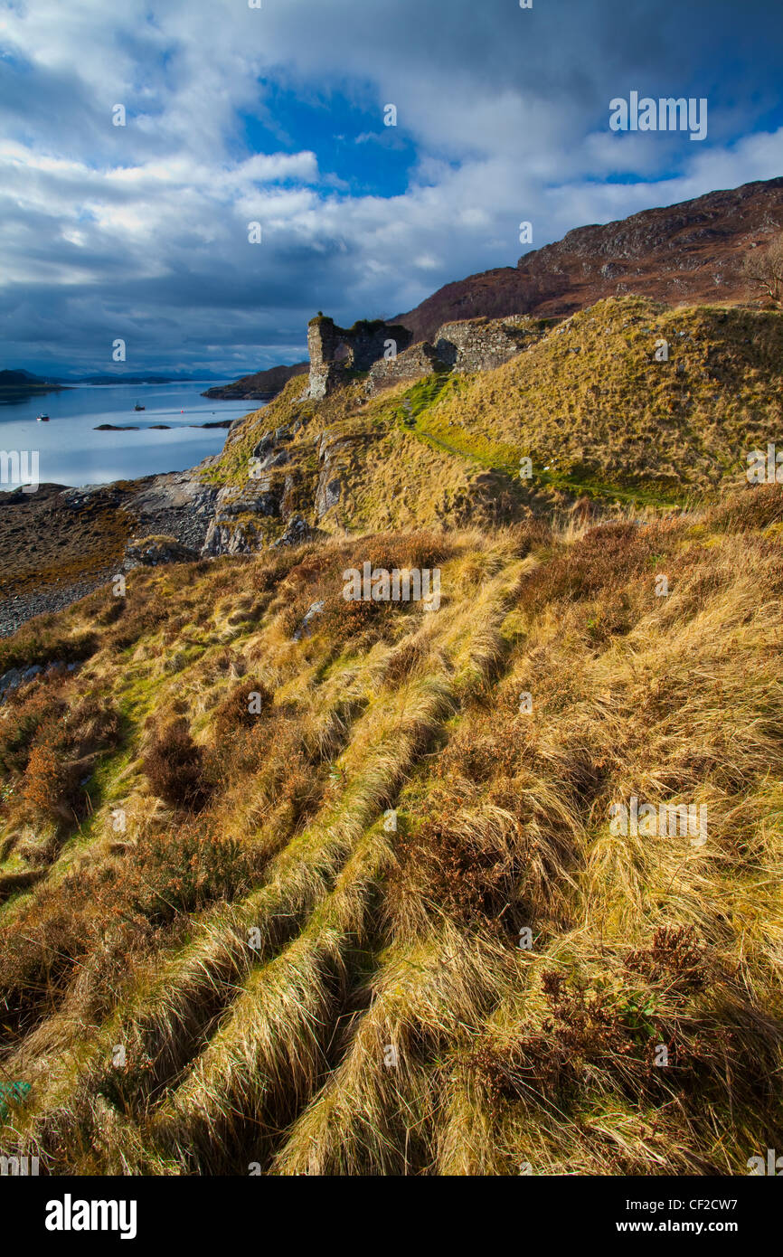 Las enigmáticas ruinas de castillo de Strome, situado junto al Loch Carron. Foto de stock