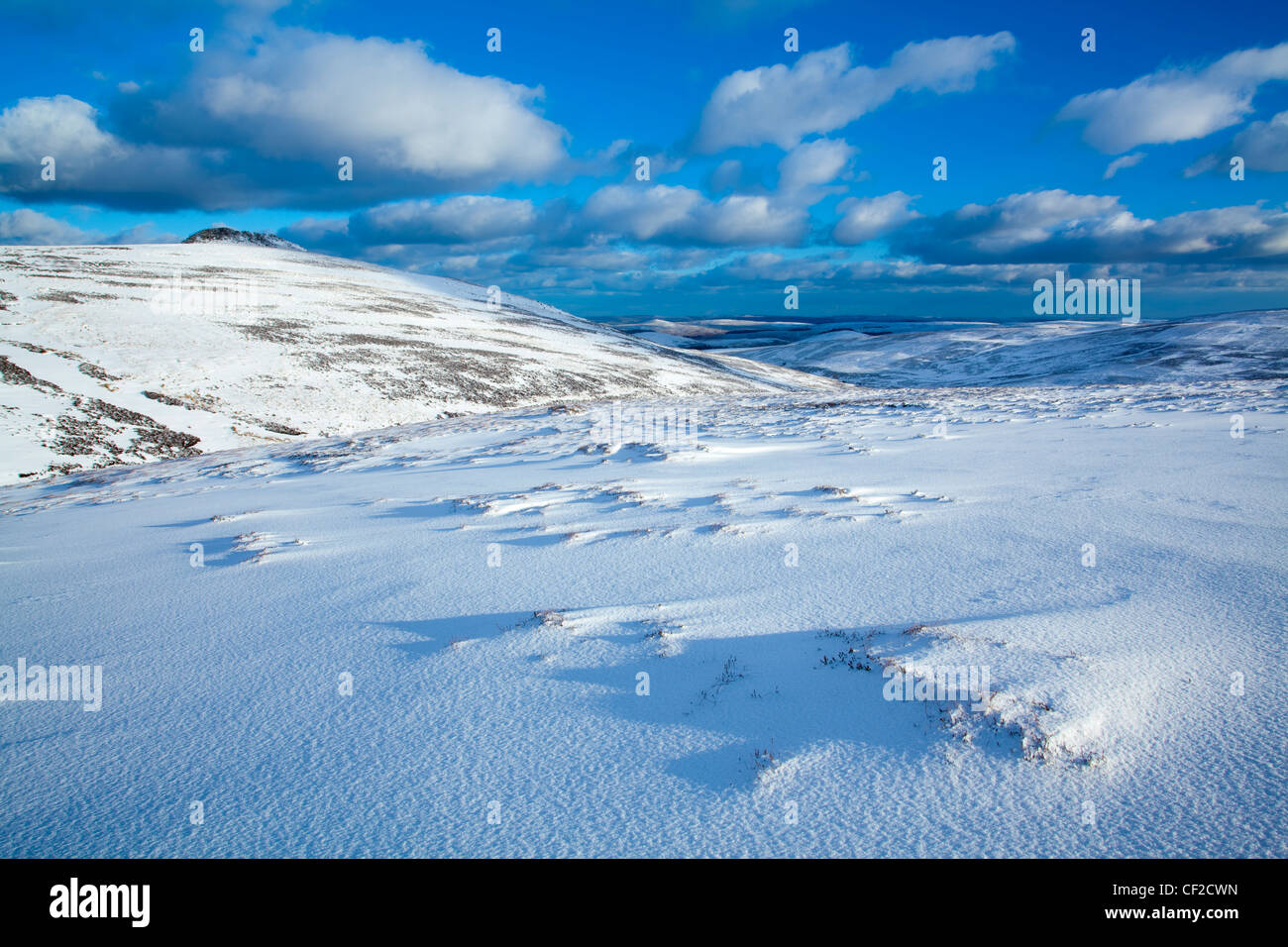 La nieve en las colinas cerca de Cheviot Peine Breamish cayeron y el valle. Foto de stock