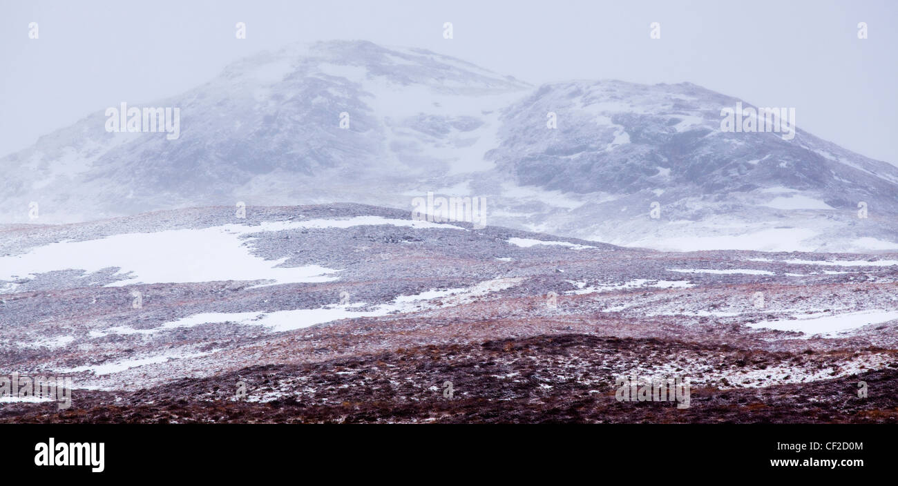 Desolado paisaje de montaña encontrados en la A835, carretera que une el puerto pesquero de Ullapool con capital de las Highlands Foto de stock