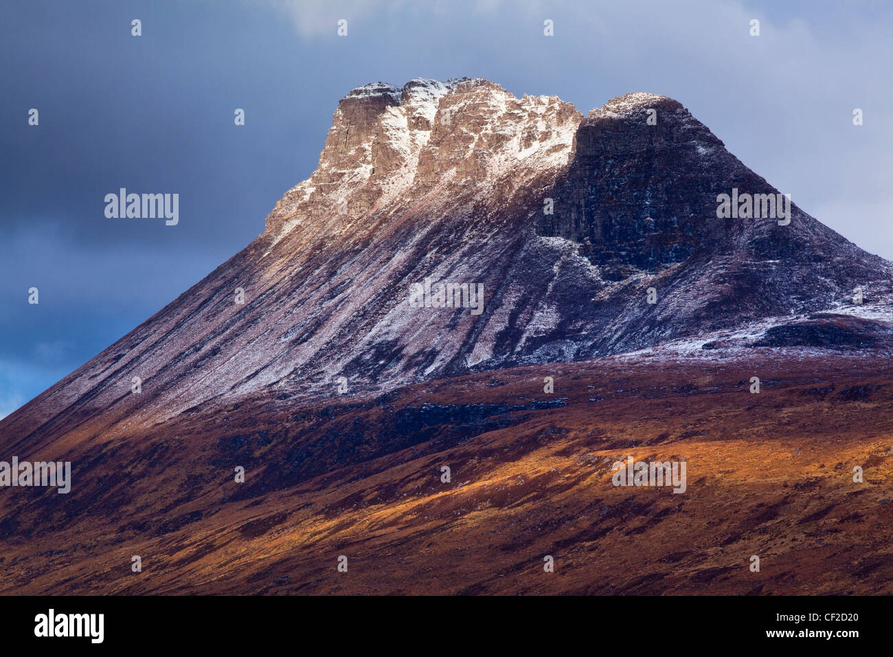 Stac Pollaidh (también conocidos como 'stack Polly') es una impresionante montaña encontrados en el área Assynt, ubicado al norte de Ullapool. Despit Foto de stock