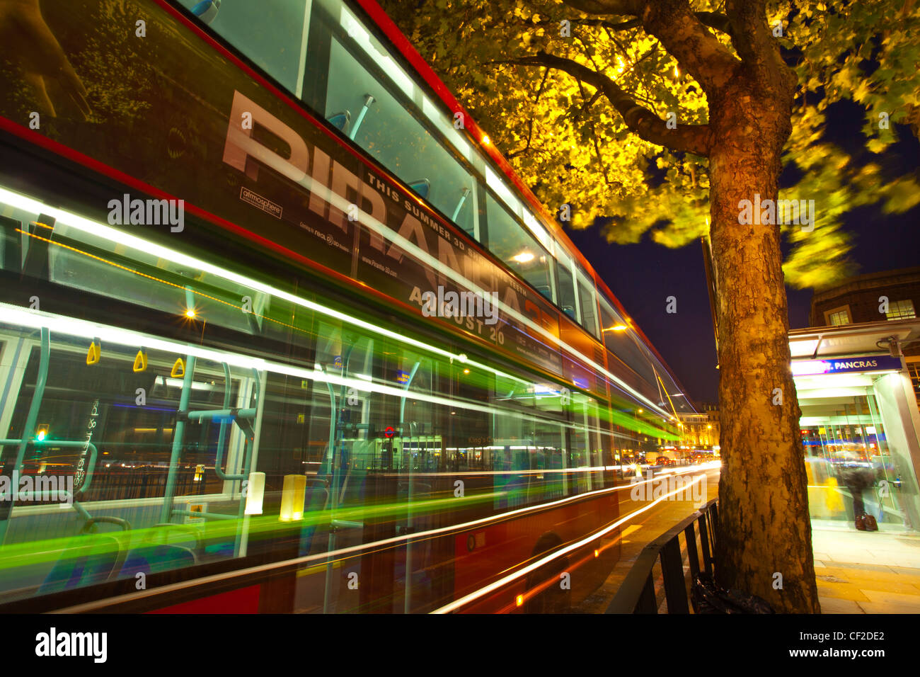 Autobuses rojos de Londres, fuera de Londres, la estación de tren de King's Cross St Pancras y de la estación de metro. Foto de stock