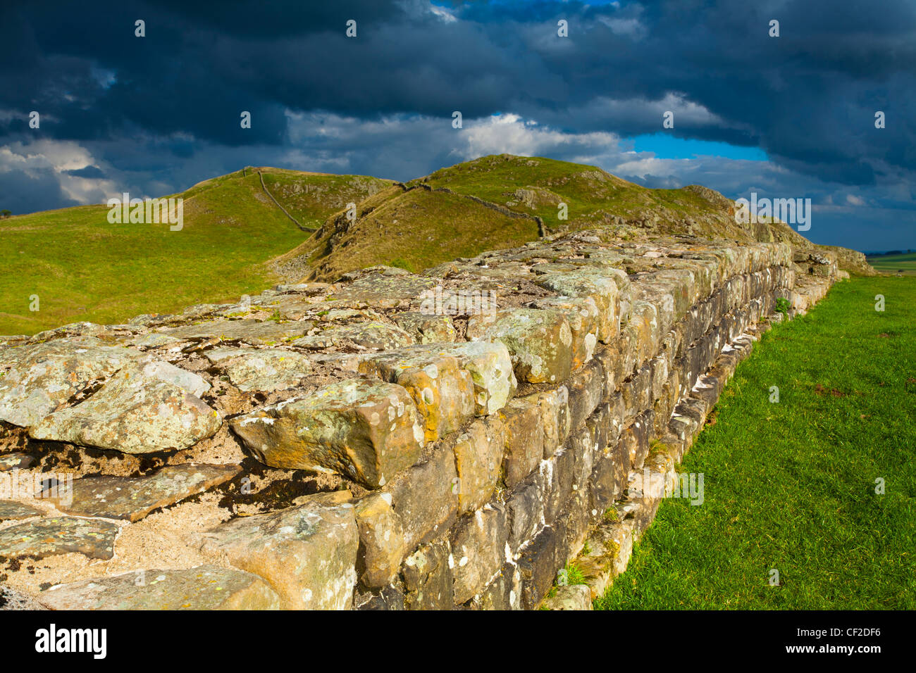 Un tramo bien conservado de la Muralla de Adriano pasando Caw brecha en Northumberland National Park. Foto de stock
