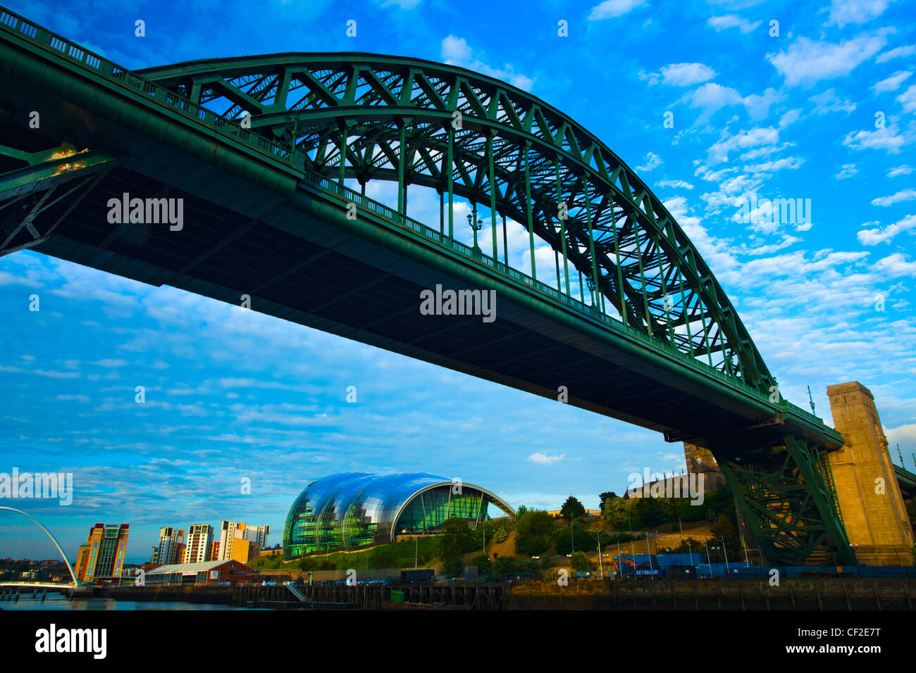 La icónica Tyne Bridge sobre el río Tyne conectando Newcastle upon Tyne y Gateshead. Foto de stock