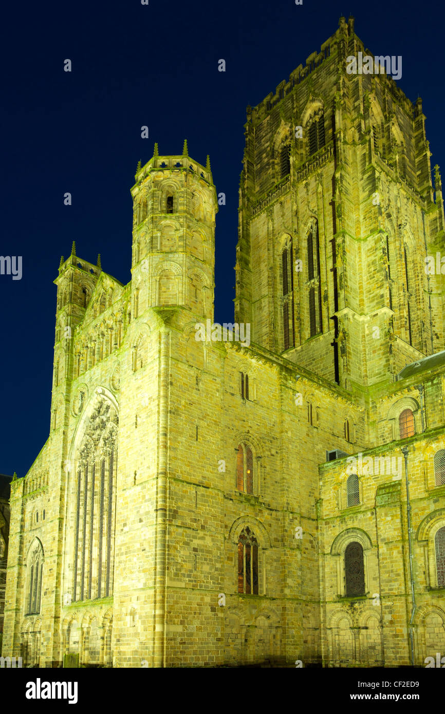 La catedral de Durham al anochecer. La catedral de Durham ha sido descrito como "uno de los grandes obras arquitectónicas experiencias de Europa". Foto de stock