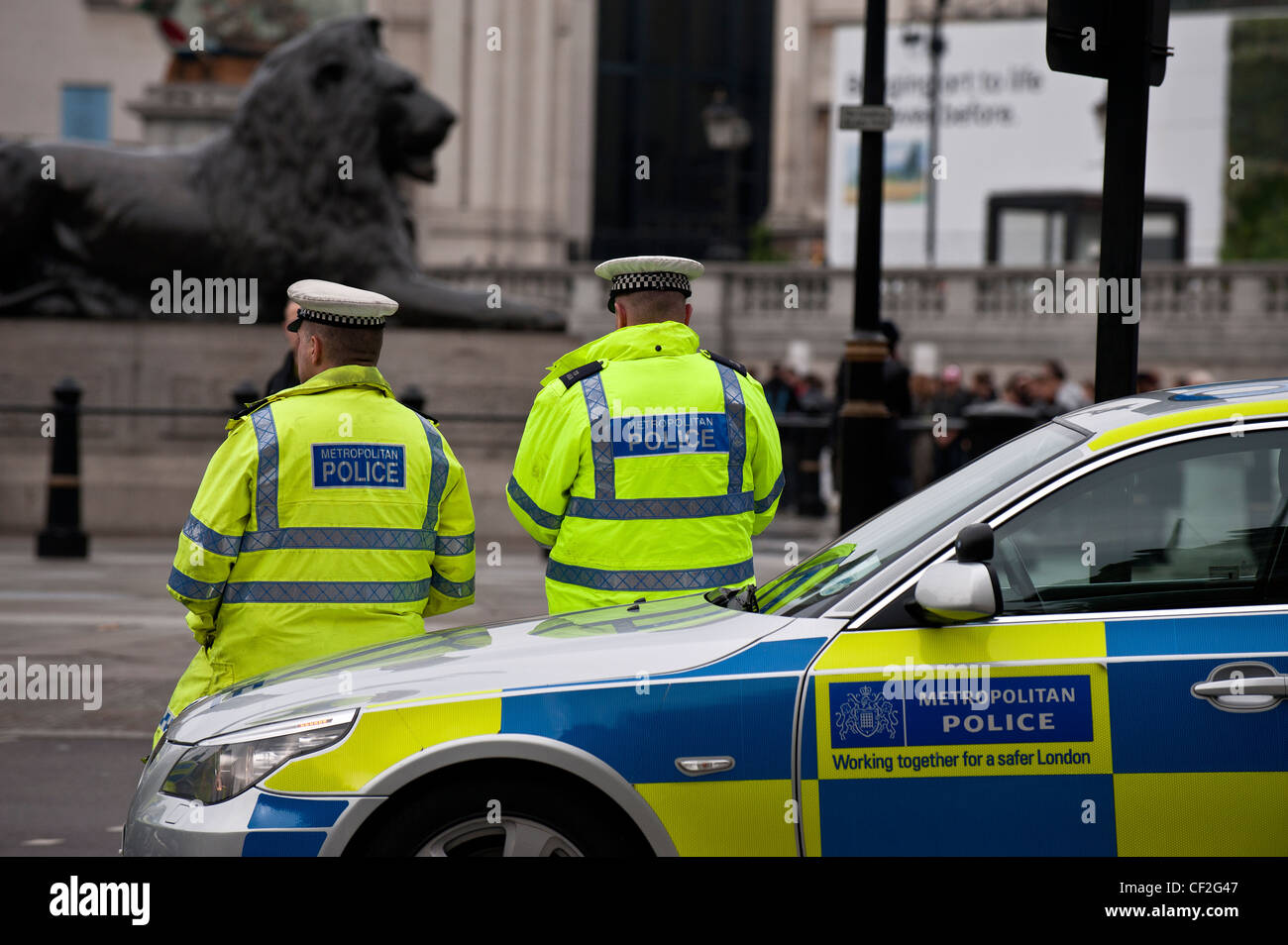 Funcionarios de la Policía Metropolitana y la guardia en coche al centro de Londres. Foto de stock