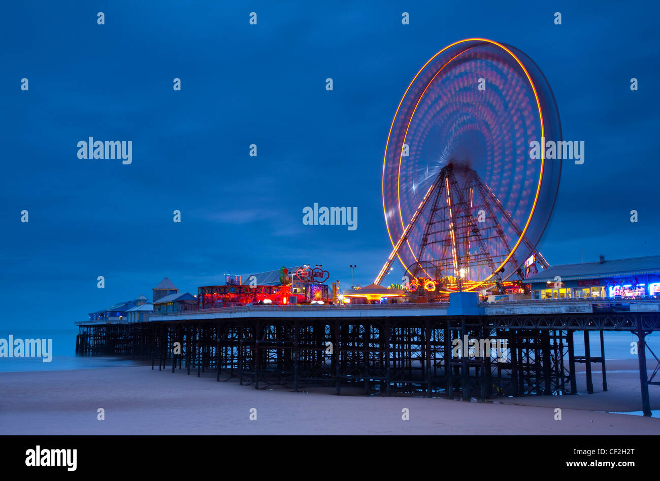 Blackpool Central Pier al anochecer. Foto de stock