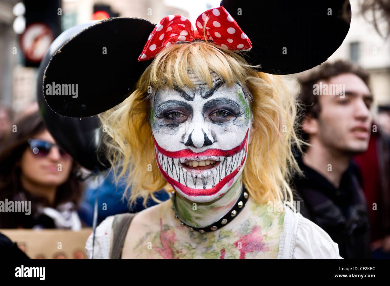 Un manifestante femenina vistiendo la pintura facial y Minnie Mouse oídos  en el G20 manifestación en la ciudad de Londres Fotografía de stock - Alamy