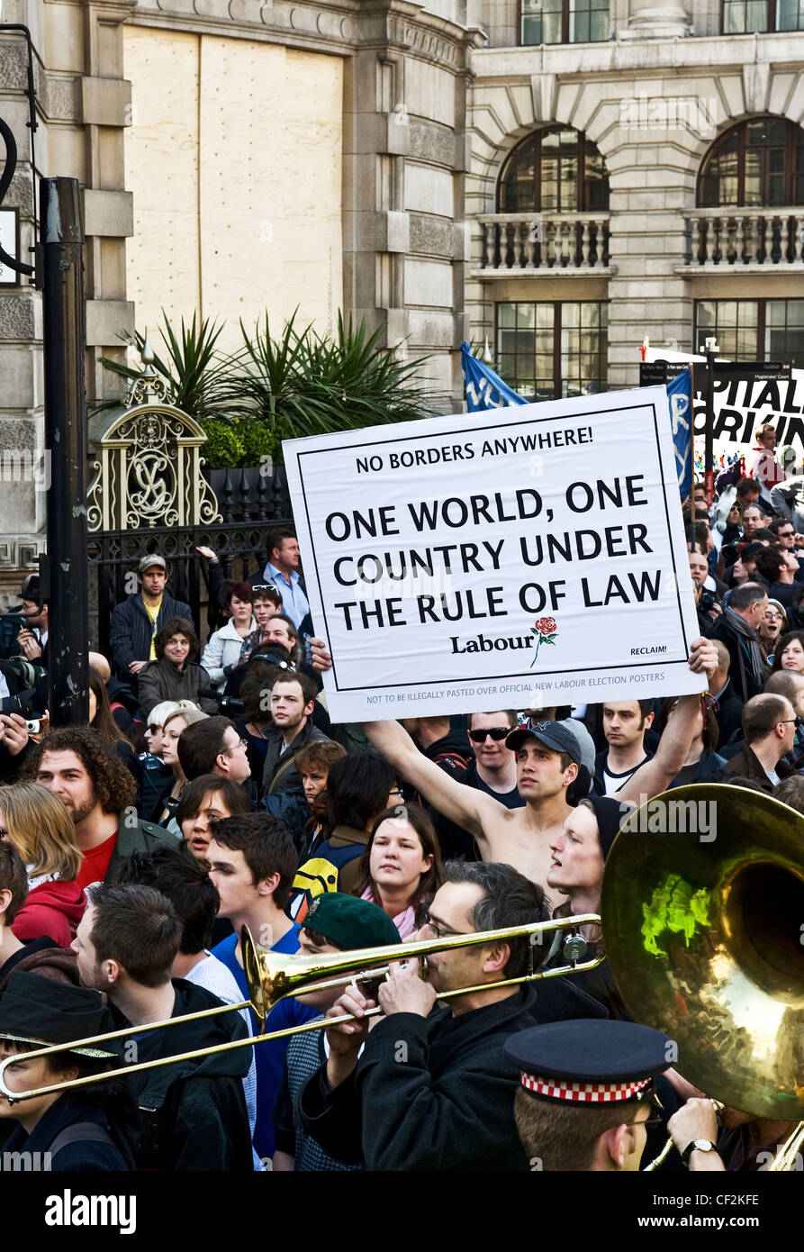 Los manifestantes marchando a la demostración del G20 en la ciudad de Londres. Foto de stock