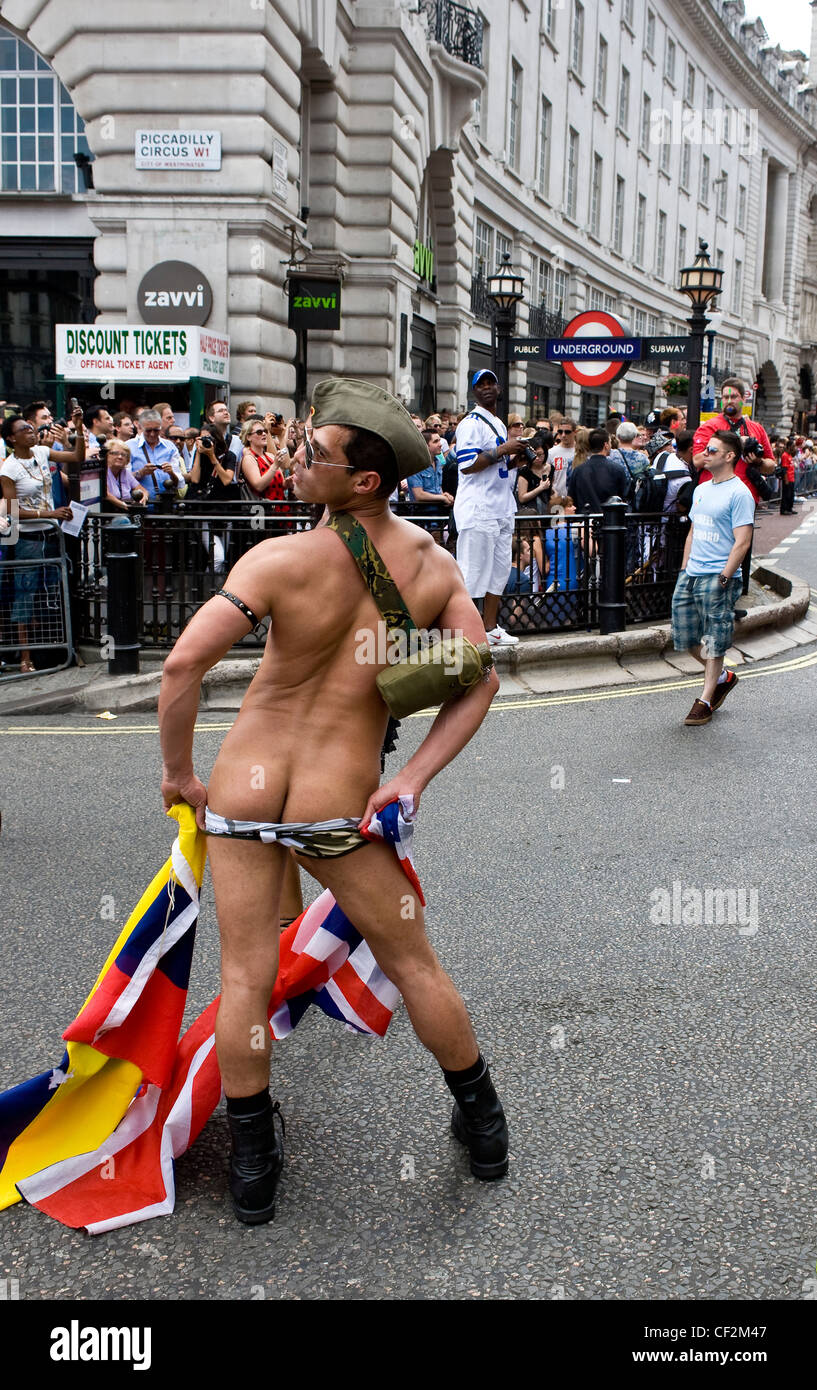 Un participante en la London Pride Parade exponiendo sus nalgas. Foto de stock