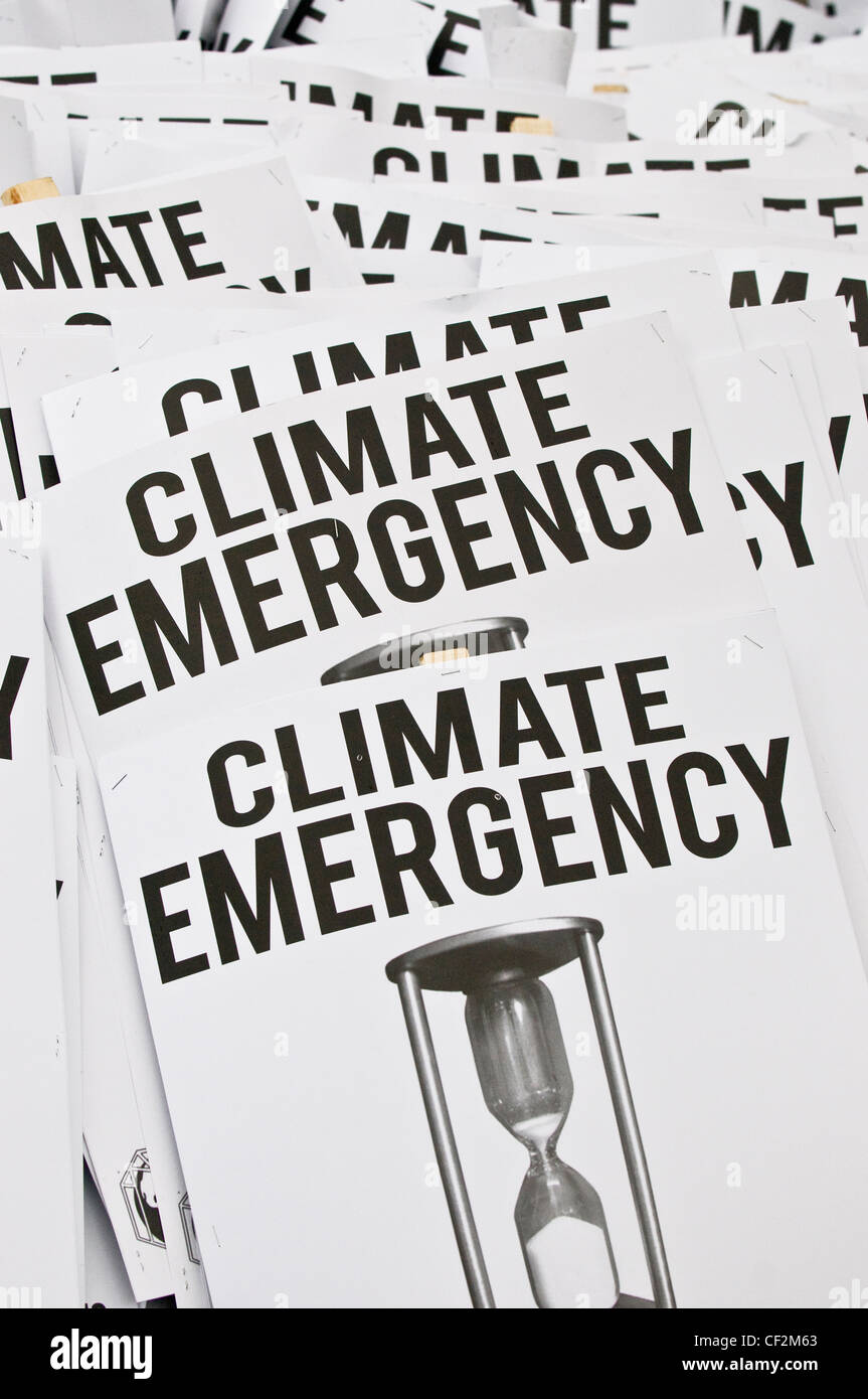 Carteles indicando emergencia climática y el tiempo corriendo en la demostración del G20 en Londres. Foto de stock