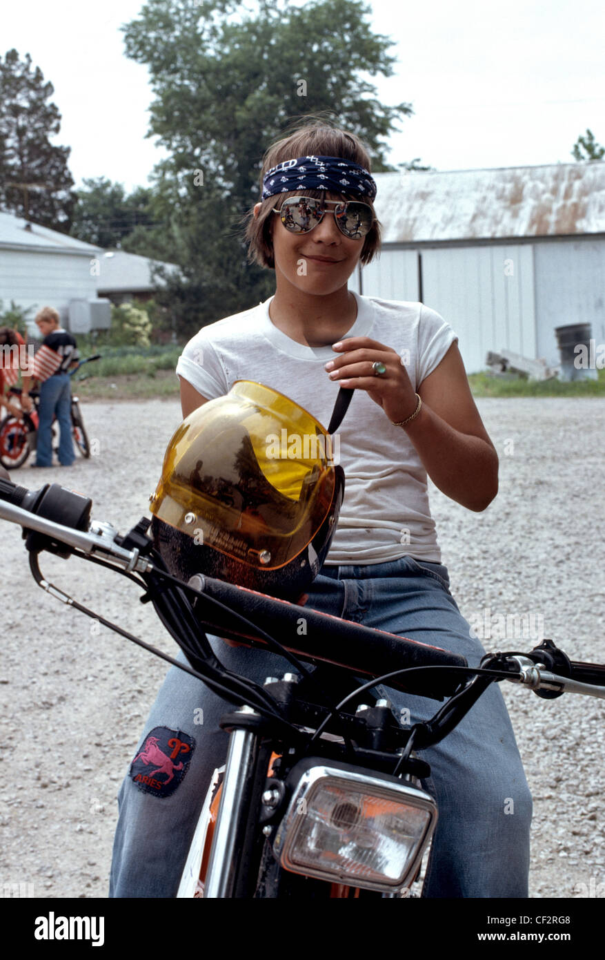 Joven en 1970 con bandana y aviador gafas de sol en una moto Fotografía de  stock - Alamy