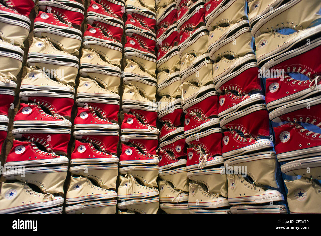 Una pantalla de zapatillas en la tienda Converse en Soho en Nueva York se  ve el sábado, 25 de febrero de 2012. (© Richard B. Levine Fotografía de  stock - Alamy