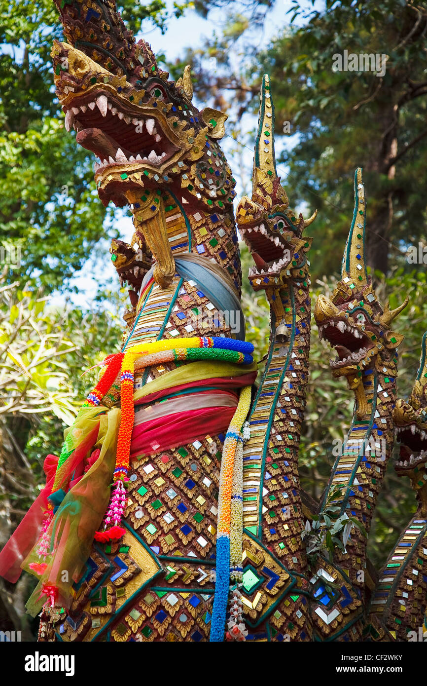 Los dragones custodiaban un templo budista tailandés; Tailandia Chiang Mai Foto de stock