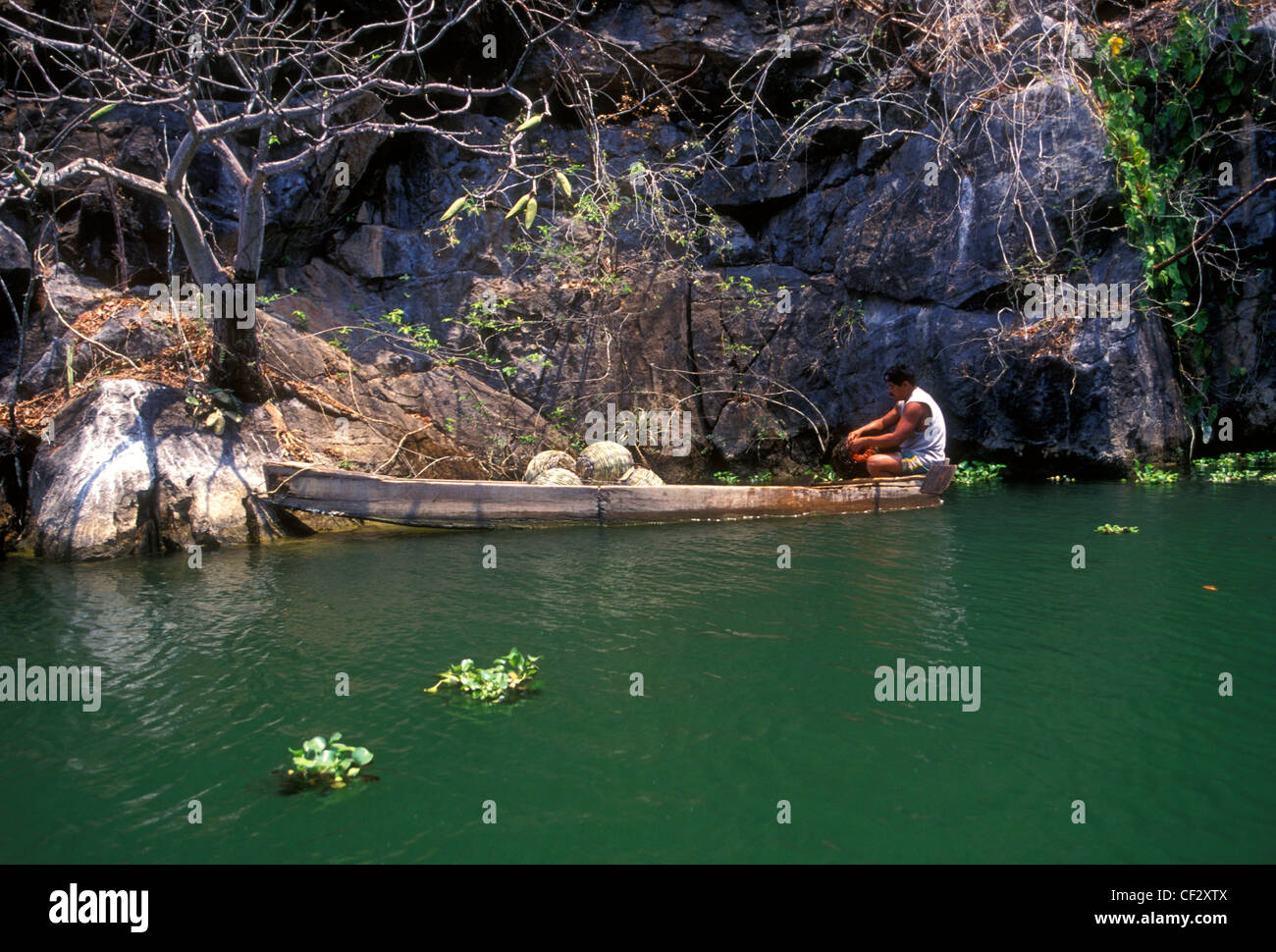 1, un hombre Mexicano, pescador, pesca con trampa de peces, pesca, canoa, Río Papagayo, Río Papagayo, cerca del Puente Viejo, en el estado de Guerrero, México Foto de stock
