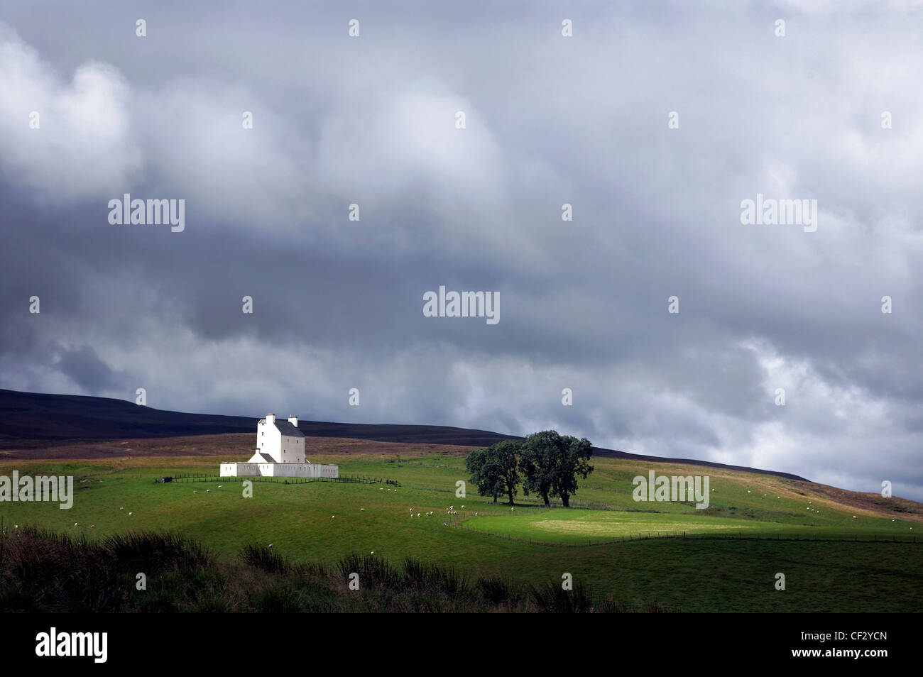 Corgarff Castle al jefe de Strathdon. Originalmente construido alrededor del 1550 el castillo ha sido de importancia estratégica que custodiaban la Foto de stock