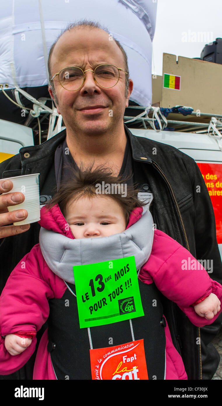 París, Francia, papá con bebé, marcha en la demostración de medidas de austeridad económicas antieuropeas, por los sindicatos izquierdistas, y el Partido político, CGT Foto de stock