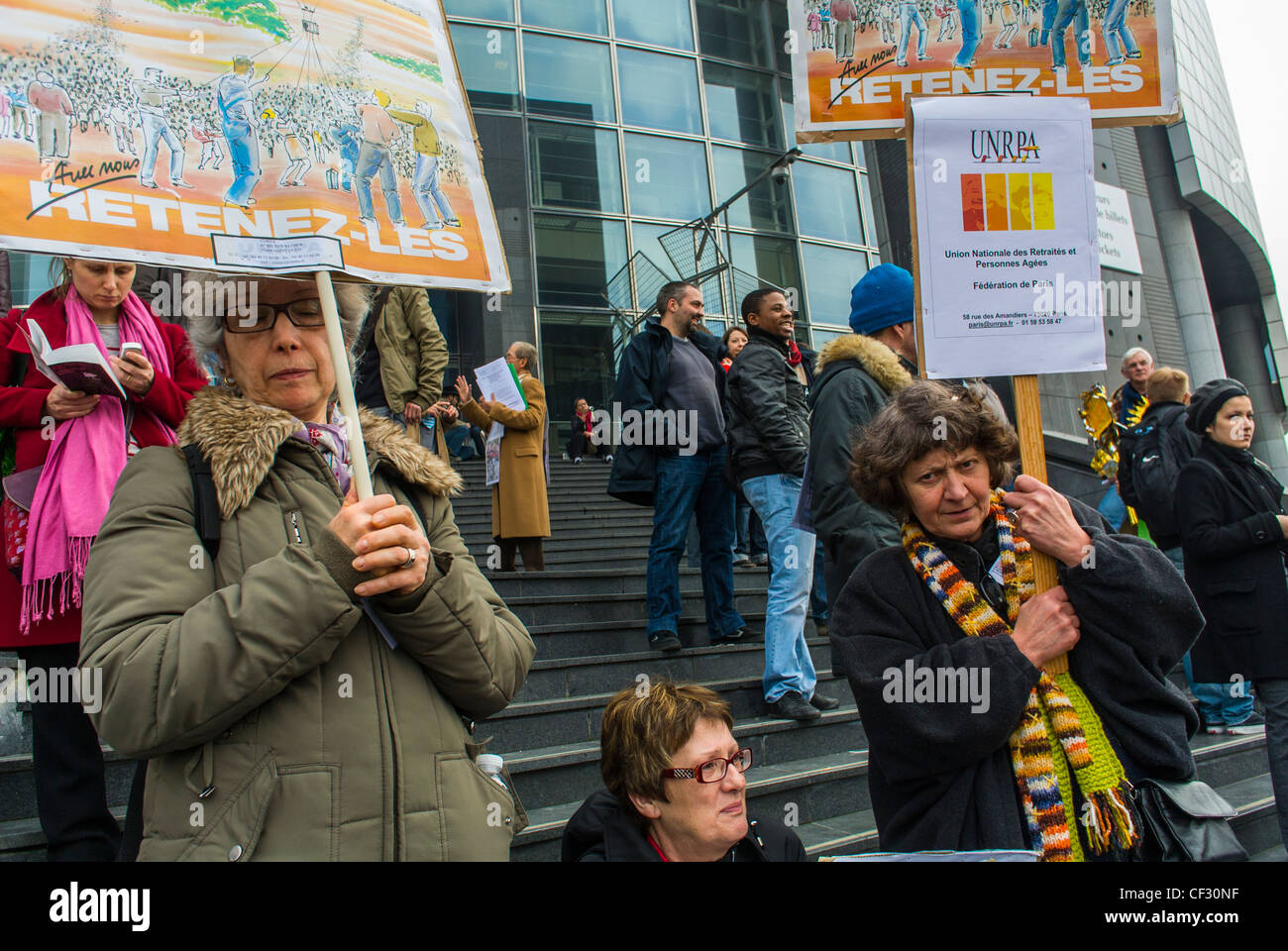 París, Francia, Gran multitud, Mujeres en la demostración de medidas de austeridad económica antieuropeas, por sindicatos de izquierda, y Partido Político, Mujeres con carteles de protesta contra la UE Foto de stock