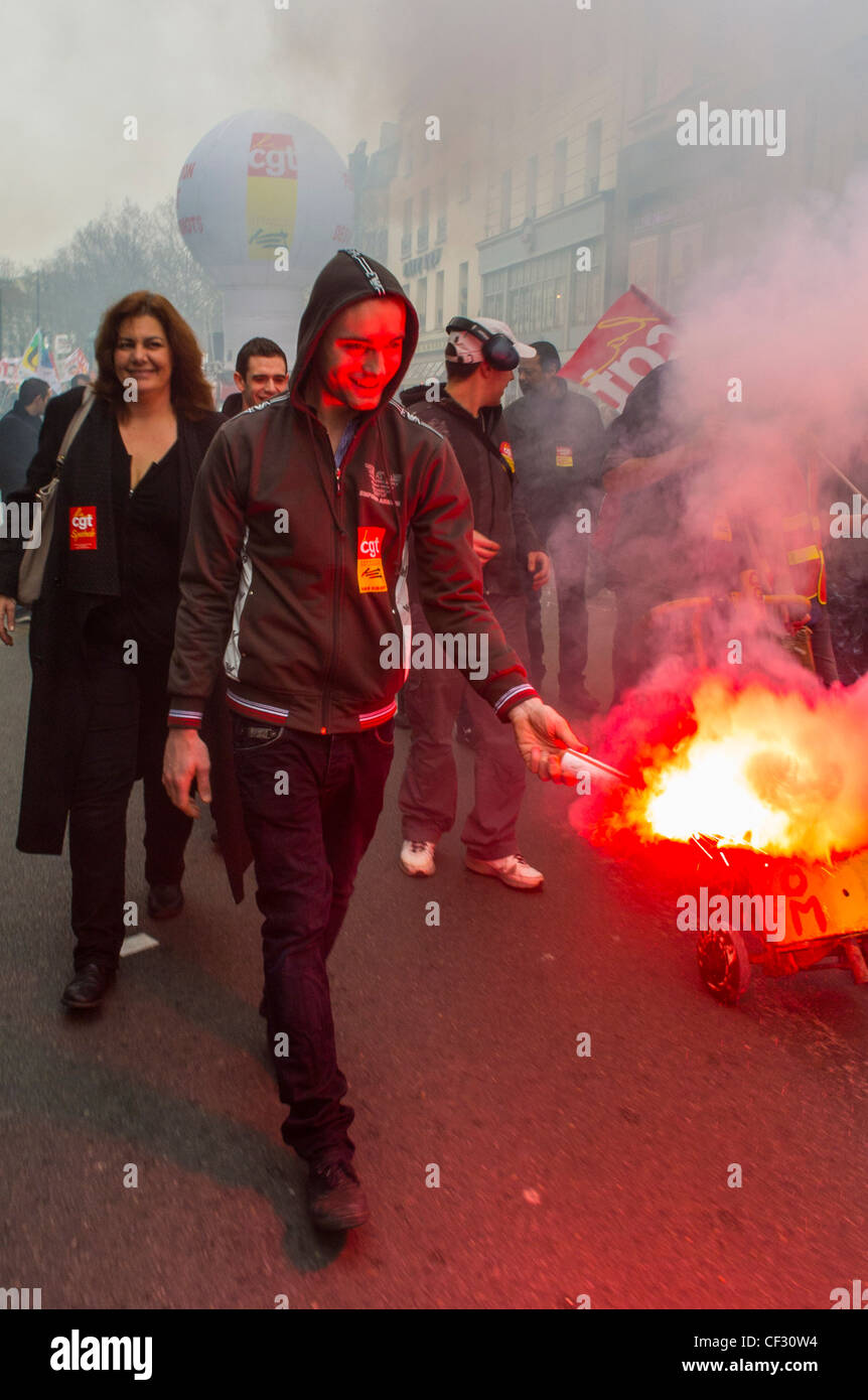 París, Francia, la gente que se marcha en la demostración de medidas de austeridad económica antieuropea, por los sindicatos izquierdistas, y el Partido político, Man Ling Flare Foto de stock