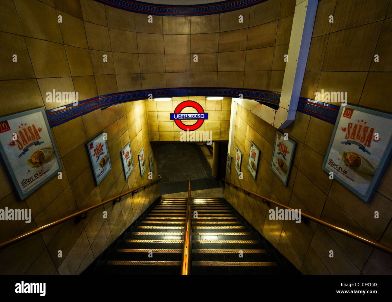 Los pasos que conducen hasta una estación de metro de Londres. Foto de stock