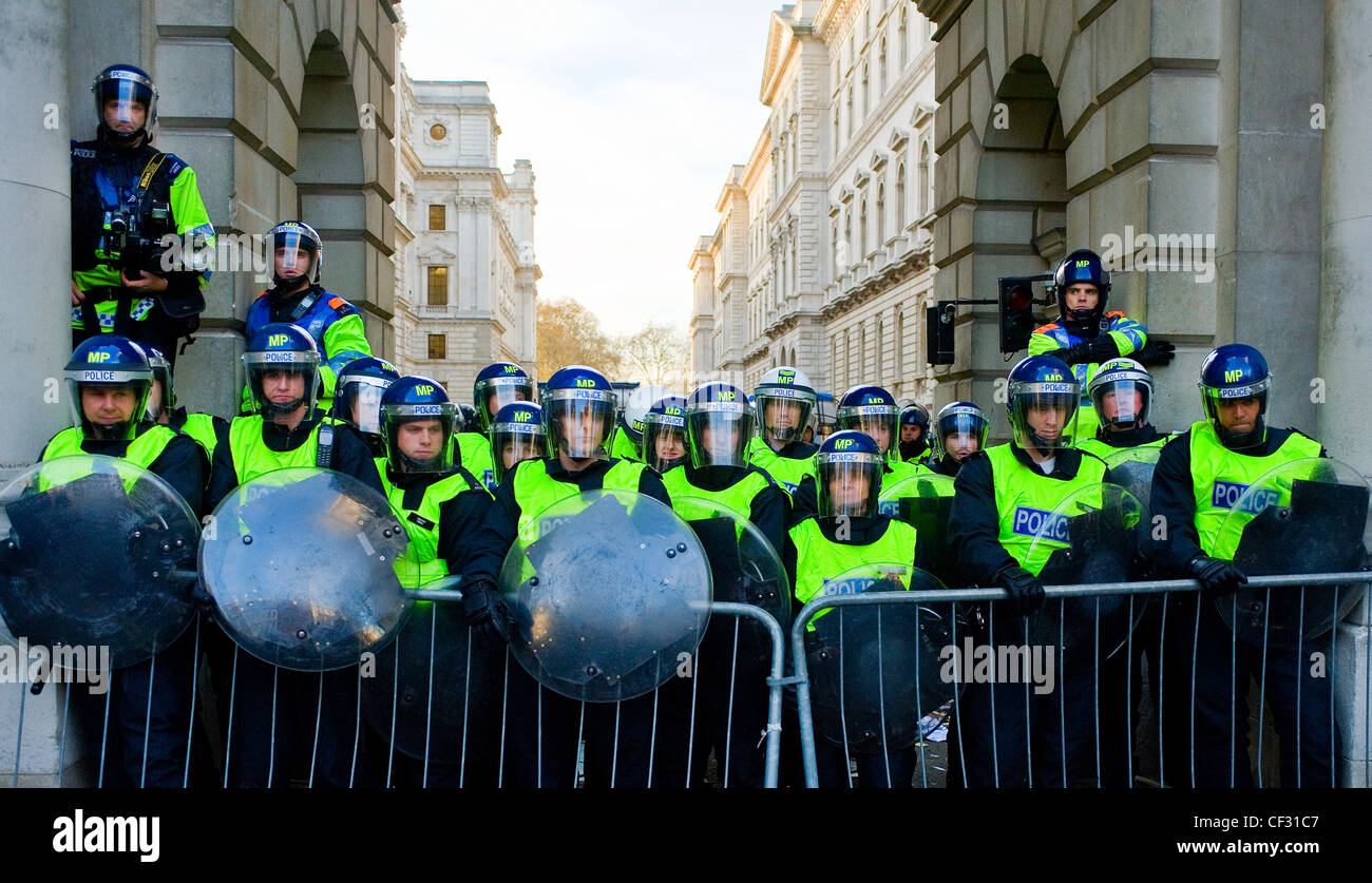 Antidisturbios de la policía metropolitana en una manifestación estudiantil. Foto de stock