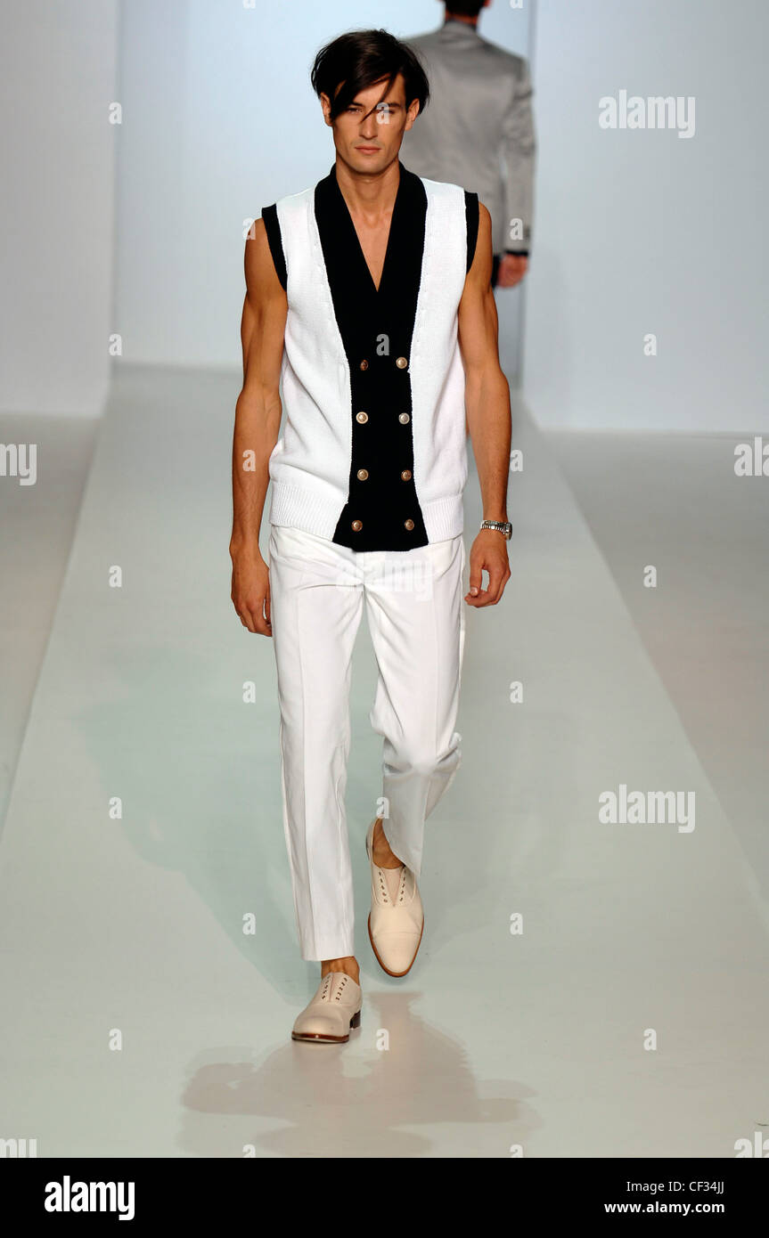 Daks Milán listo para ponerse ropa de hombre modelo primavera verano  vestidos de blanco y negro chaqueta sin mangas pantalón blanco y rosa  pálido Fotografía de stock - Alamy