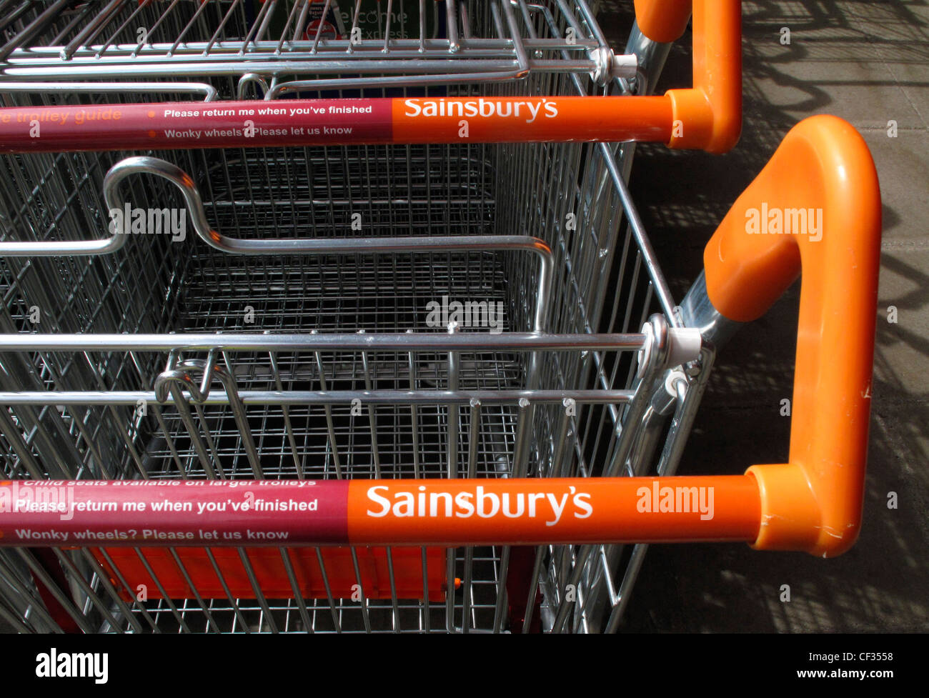 Supermercado Sainsbury's trolleys anidado fuera de una tienda. Foto de stock