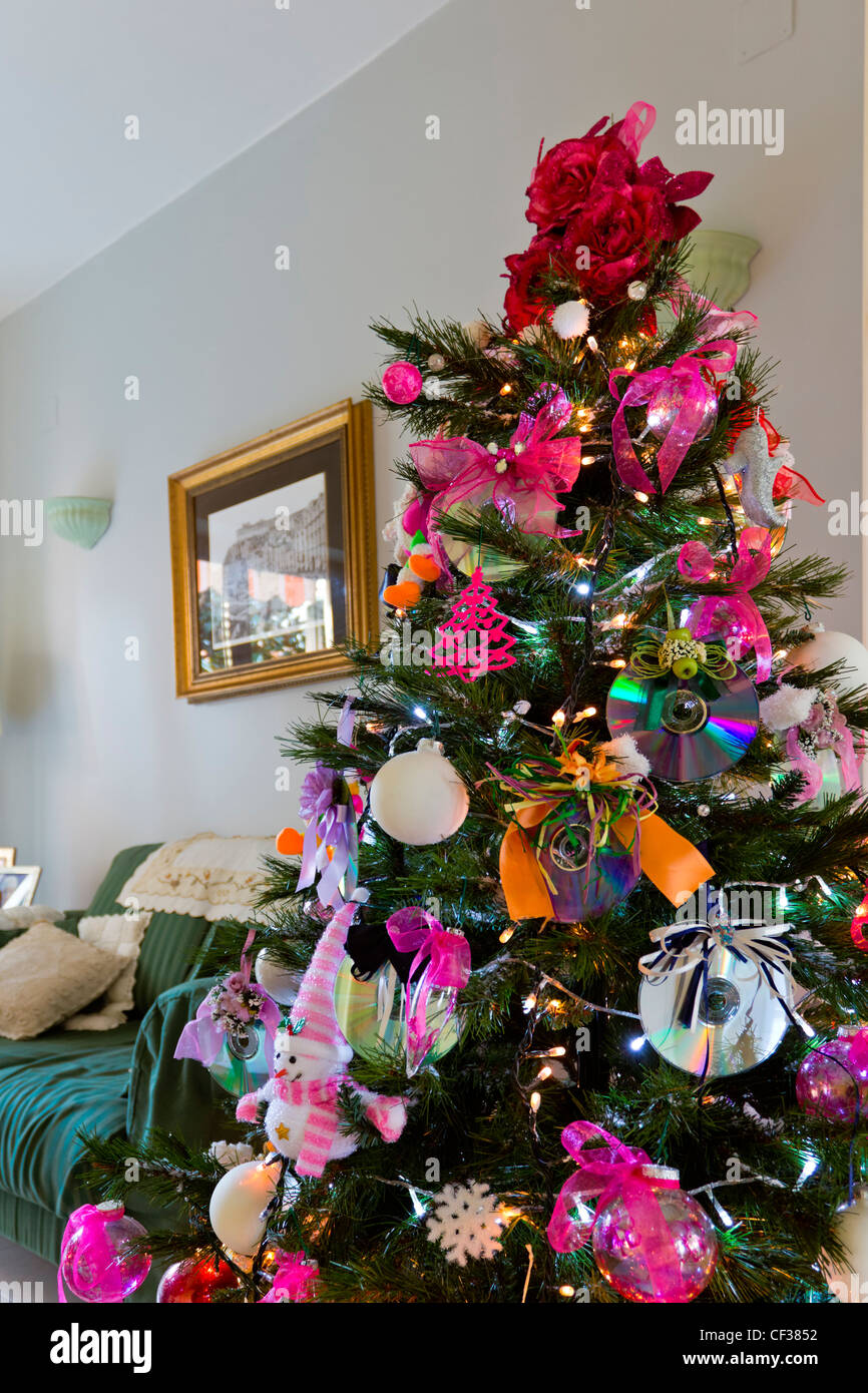 Árbol de Navidad ecológica con CD reciclados utilizados como decoración  Fotografía de stock - Alamy
