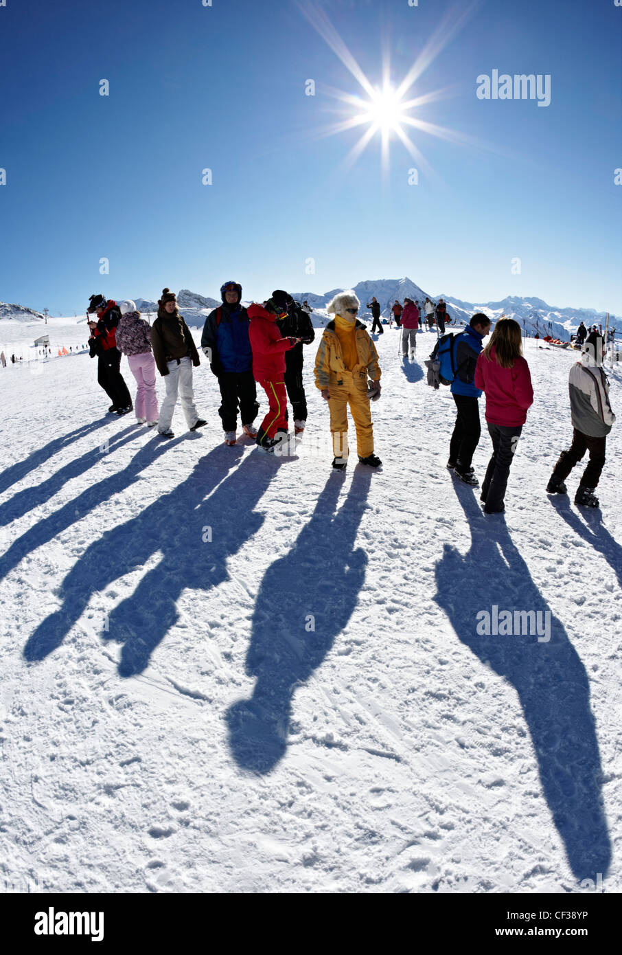 Los esquiadores en La Plagne Alpes Franceses Foto de stock
