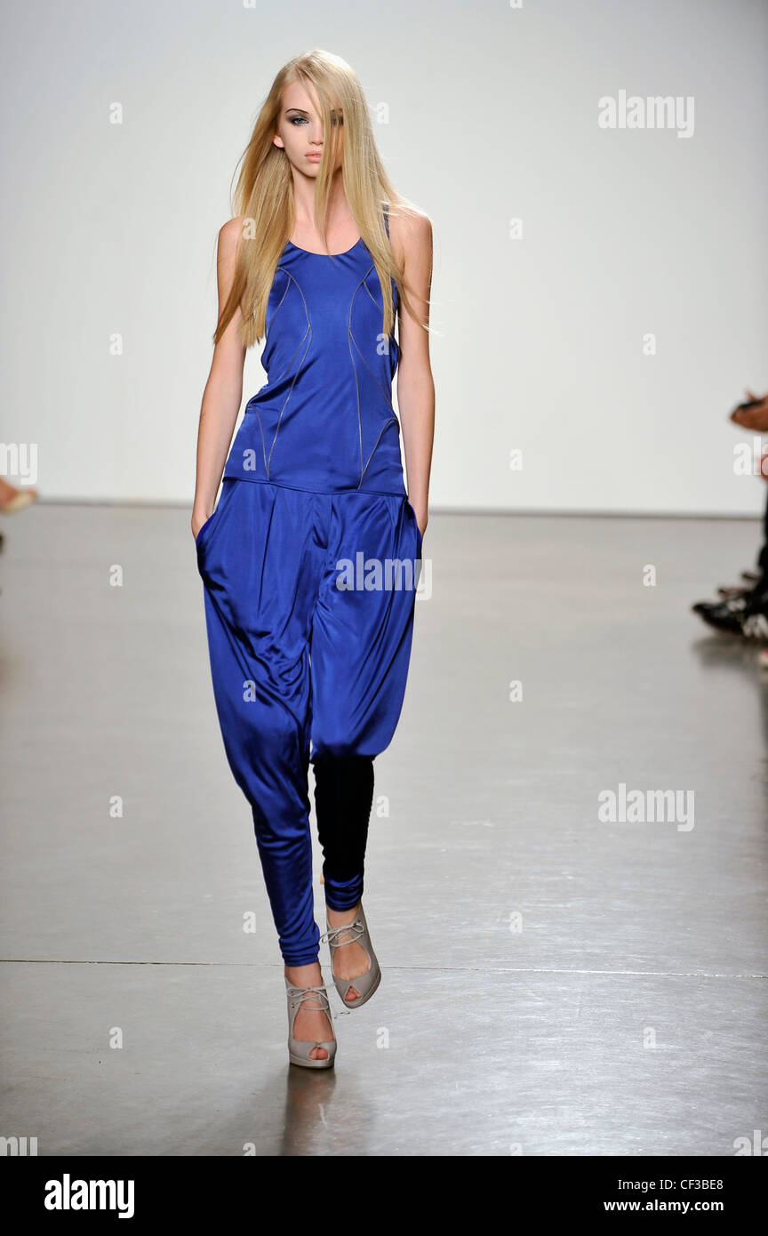Doo Ri Nueva York listo para vestir Primavera Verano Azul mono de una pieza  con zapatos peep toe gris Fotografía de stock - Alamy