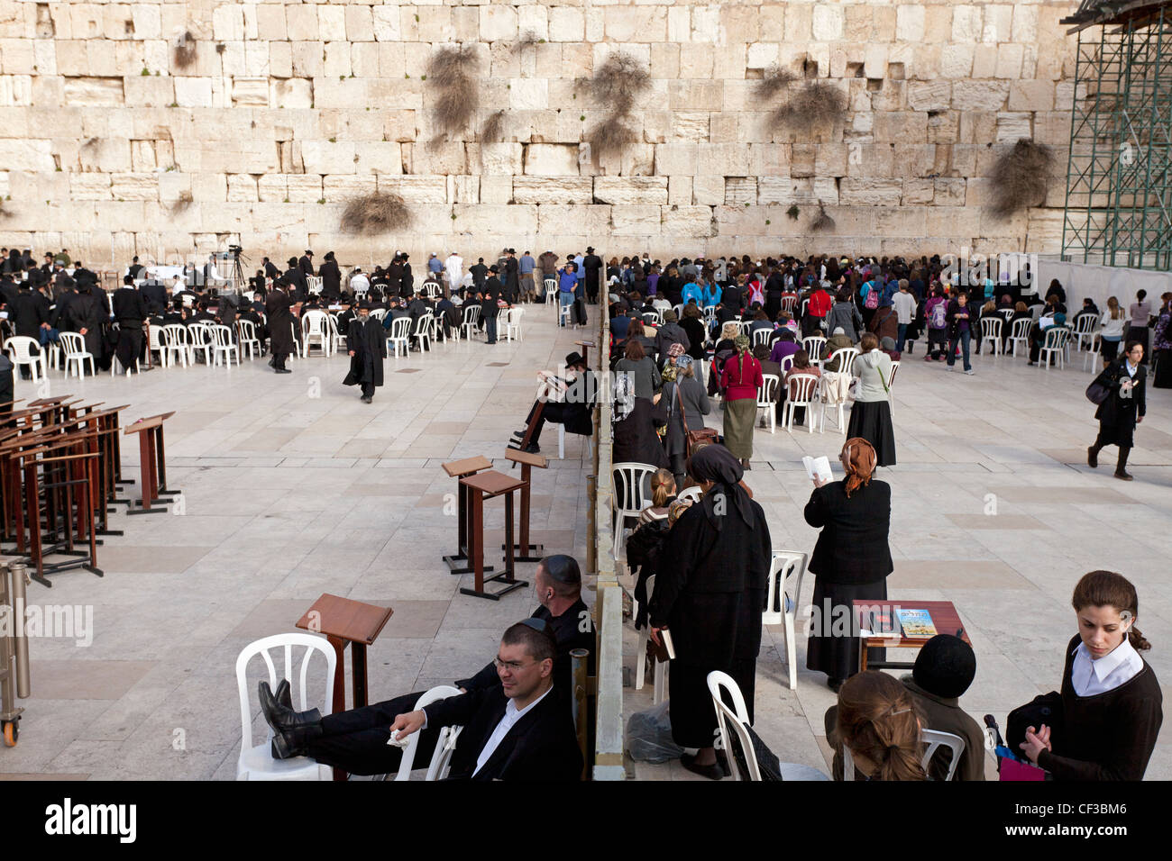 Israel, Jerusalén, el Muro de las Lamentaciones, mostrando el muro que separa a los hombres de las mujeres que oran Foto de stock