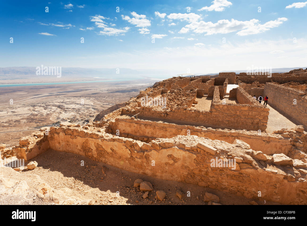 Israel, la fortaleza de Masada, los almacenes y el desierto circundante Foto de stock