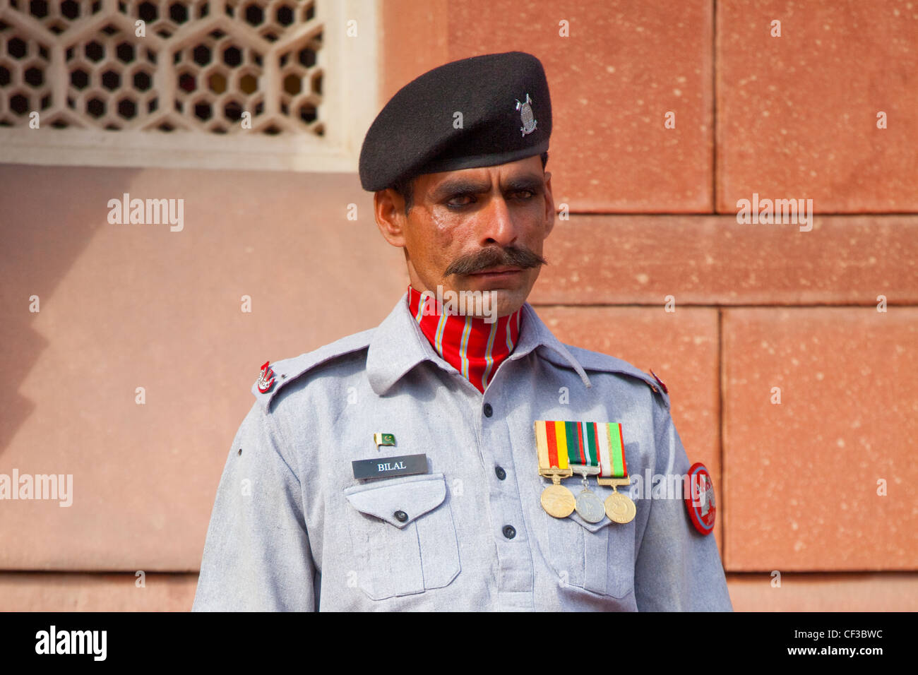 Guardia de Honor fuera de Allama Iqba tumba, fuera de la Mezquita Badshahi, Lahore, Pakistán Foto de stock