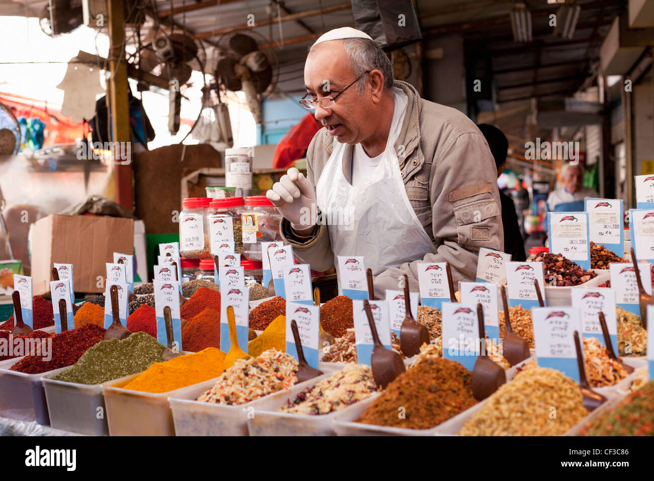 Israel, Tel Aviv, Carmel Market, vendedor de especias con una muestra de hierbas frescas y especias Foto de stock