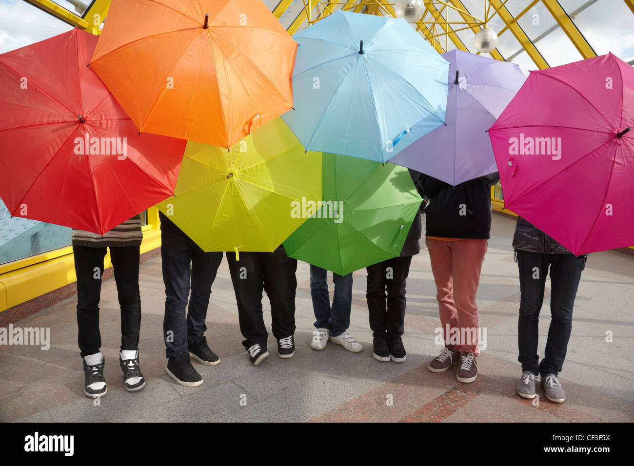 Siete adolescentes con paraguas abierto en el viaducto peatonal Fotografía  de stock - Alamy