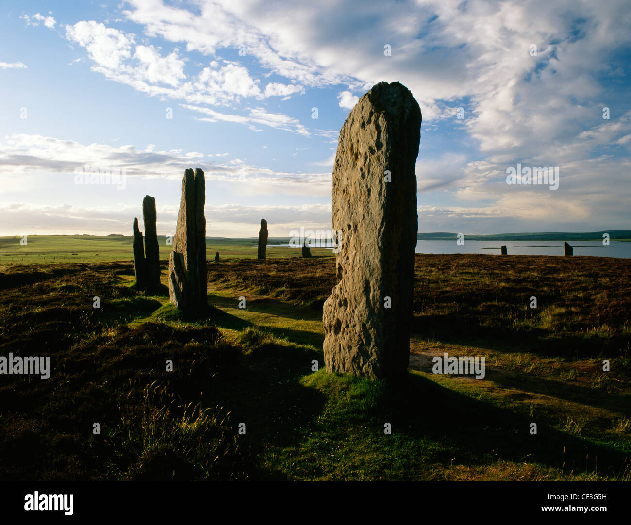 Anillo de Brodgar Stone Henge y círculo, mirando hacia el lago de Harray. Foto de stock