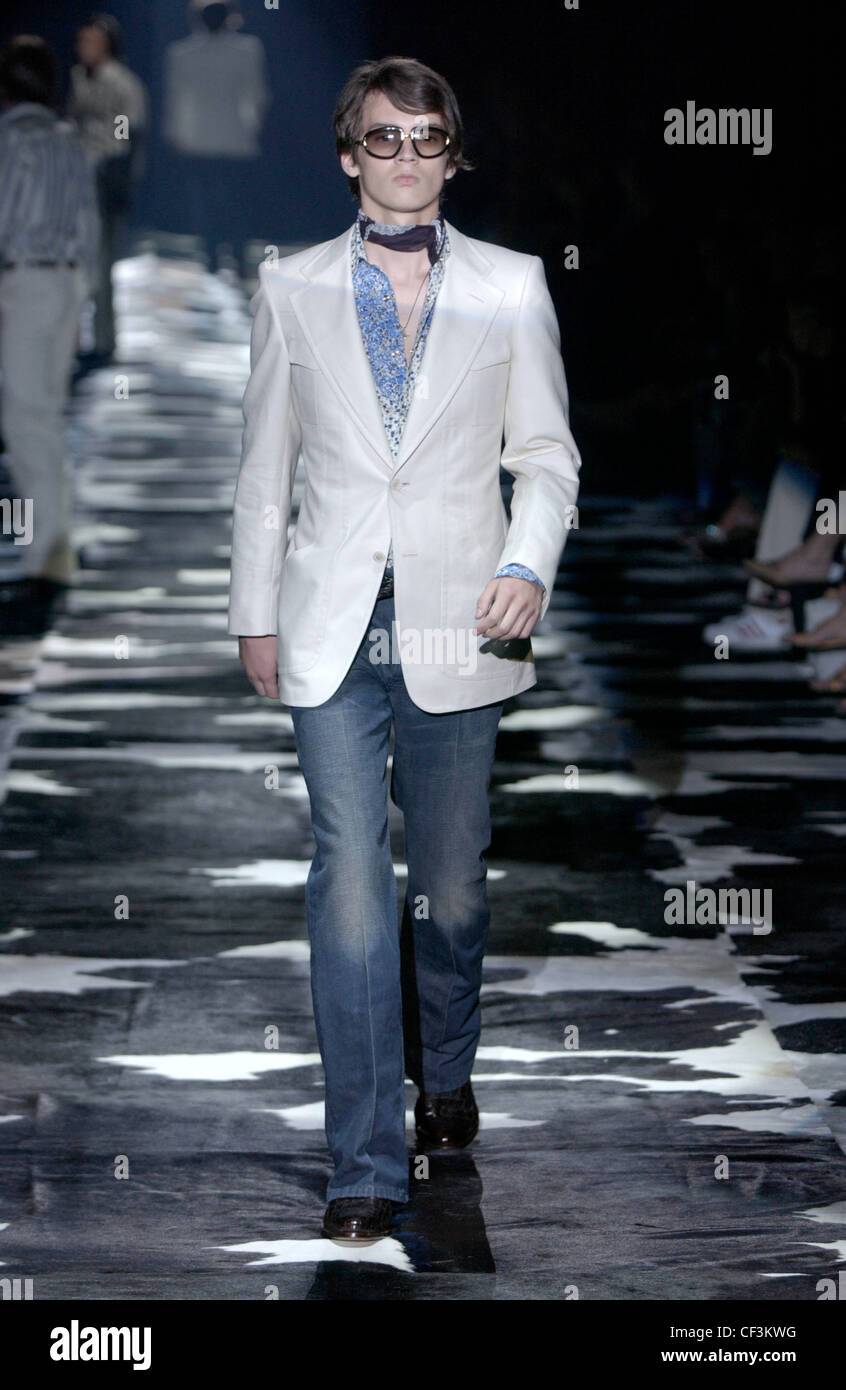 Gucci listo para ponerse Milán primavera verano moda masculina Fashion show  modelo cabello oscuro con gafas de sol neckscarf floral azul Fotografía de  stock - Alamy