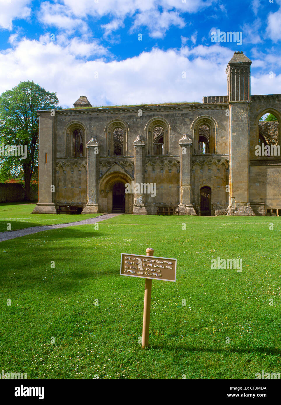 La capilla de la Virgen, y el sitio de las tumbas de 'El rey Arturo y la Reina Guinevere' en la Abadía de Glastonbury, descubierto y excavado por th Foto de stock