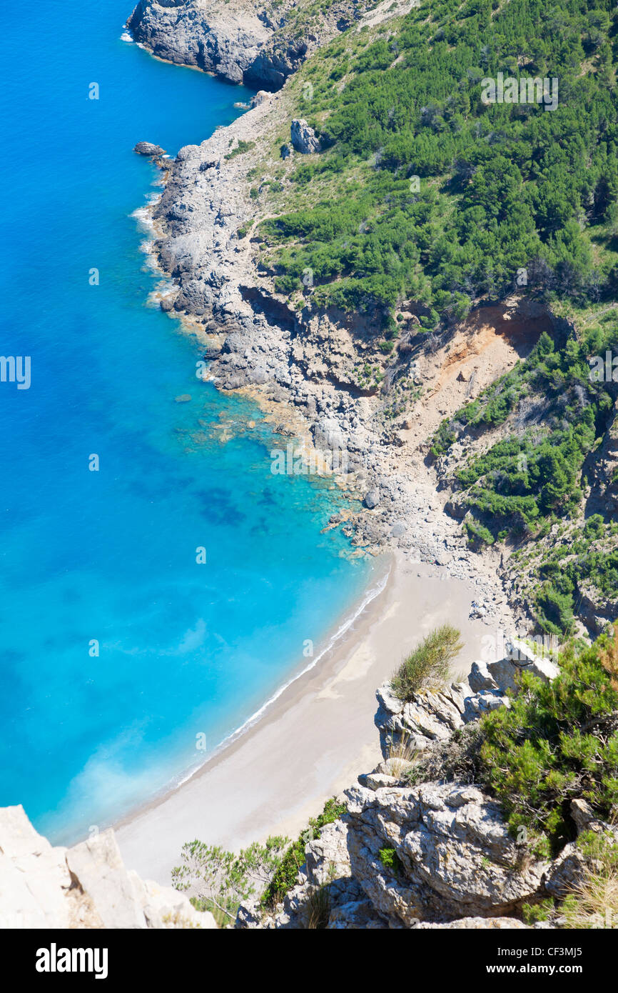 Vista desde las montañas hacia la playa Platja des Coll Baix, Alcudia,  Mallorca, España Fotografía de stock - Alamy