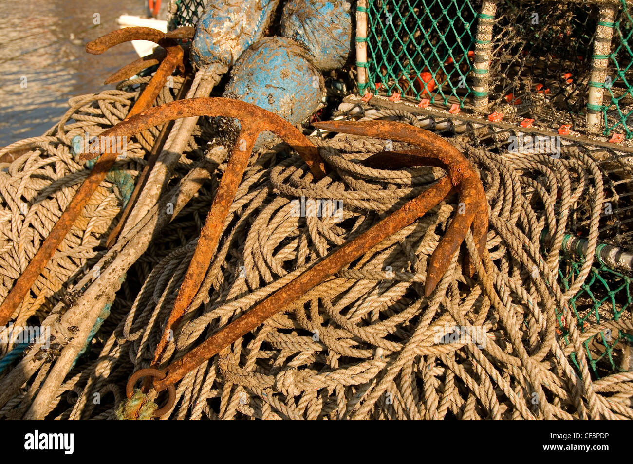 Rusty anclajes, cuerdas y flota pesquera en Bridlington Harbour. Foto de stock