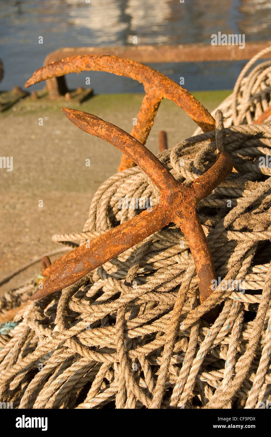 Rusty anclajes y cuerda enrollada en Bridlington Harbour. Foto de stock