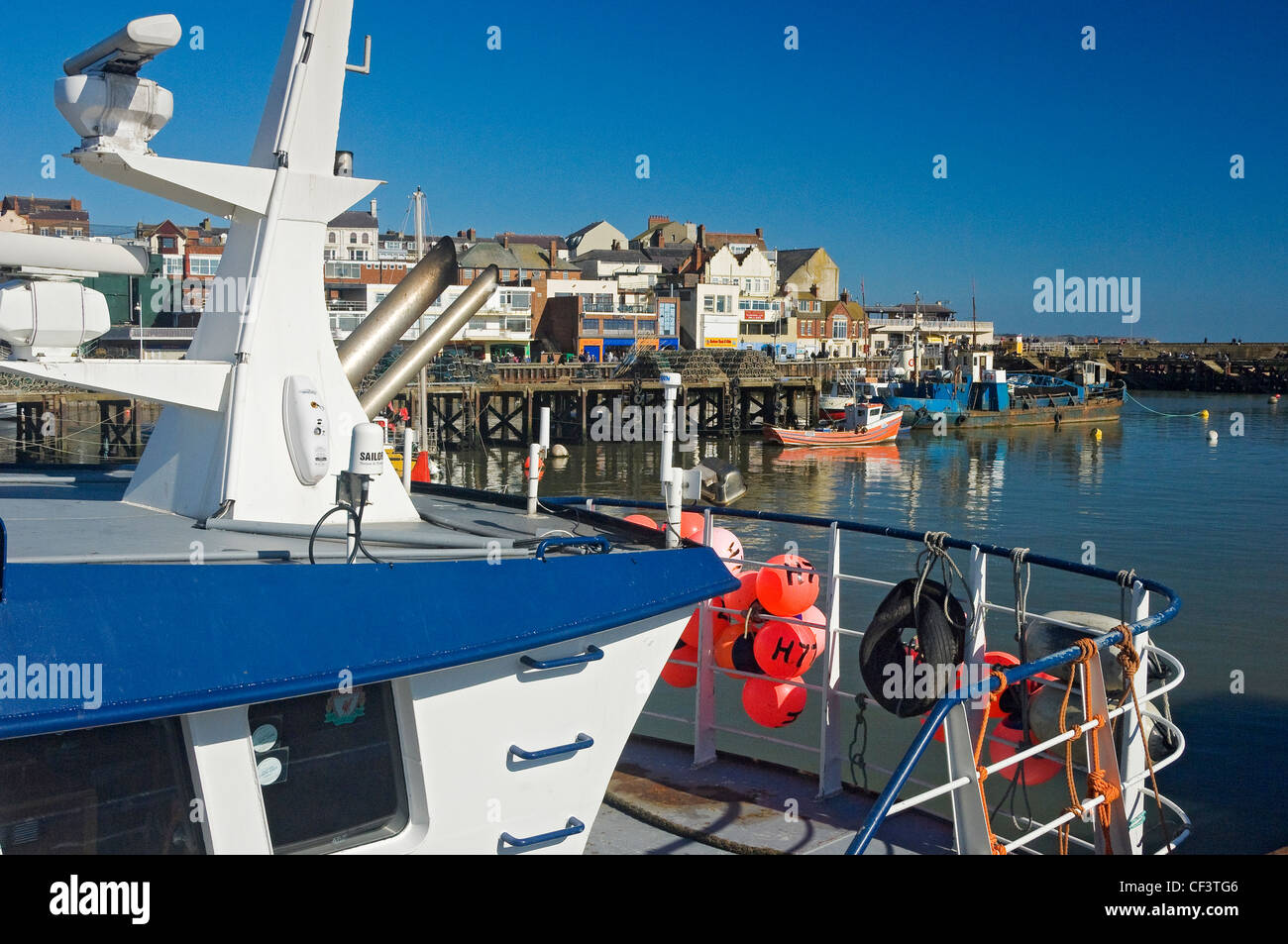 Barcos amarrados en Bridlington Harbour, un resort de vacaciones y el puerto pesquero. Foto de stock