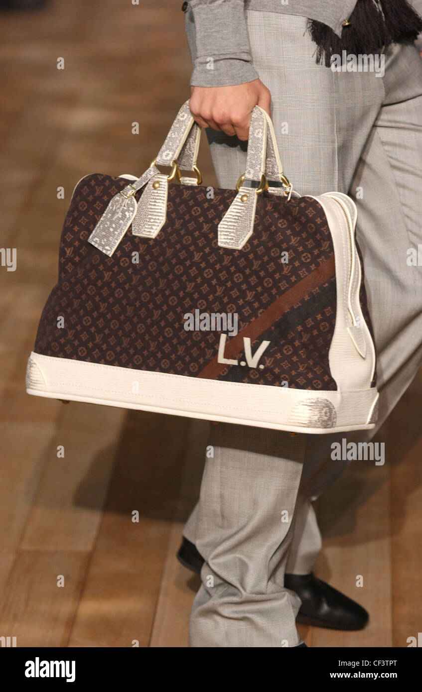 Louis Vuitton moda listo para vestir Primavera Verano cerca de Brown Bag LV estampadas en blanco iniciales, guarnecido de cuero blanco y Fotografía de stock - Alamy