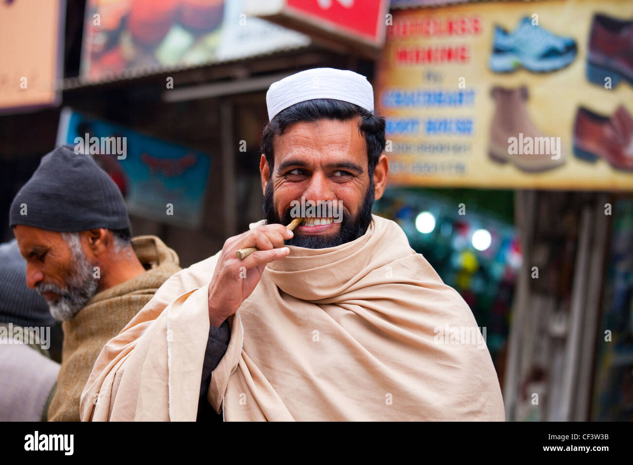 Masticar stick, madera, Islamabad, Pakistán tooghbrush Foto de stock