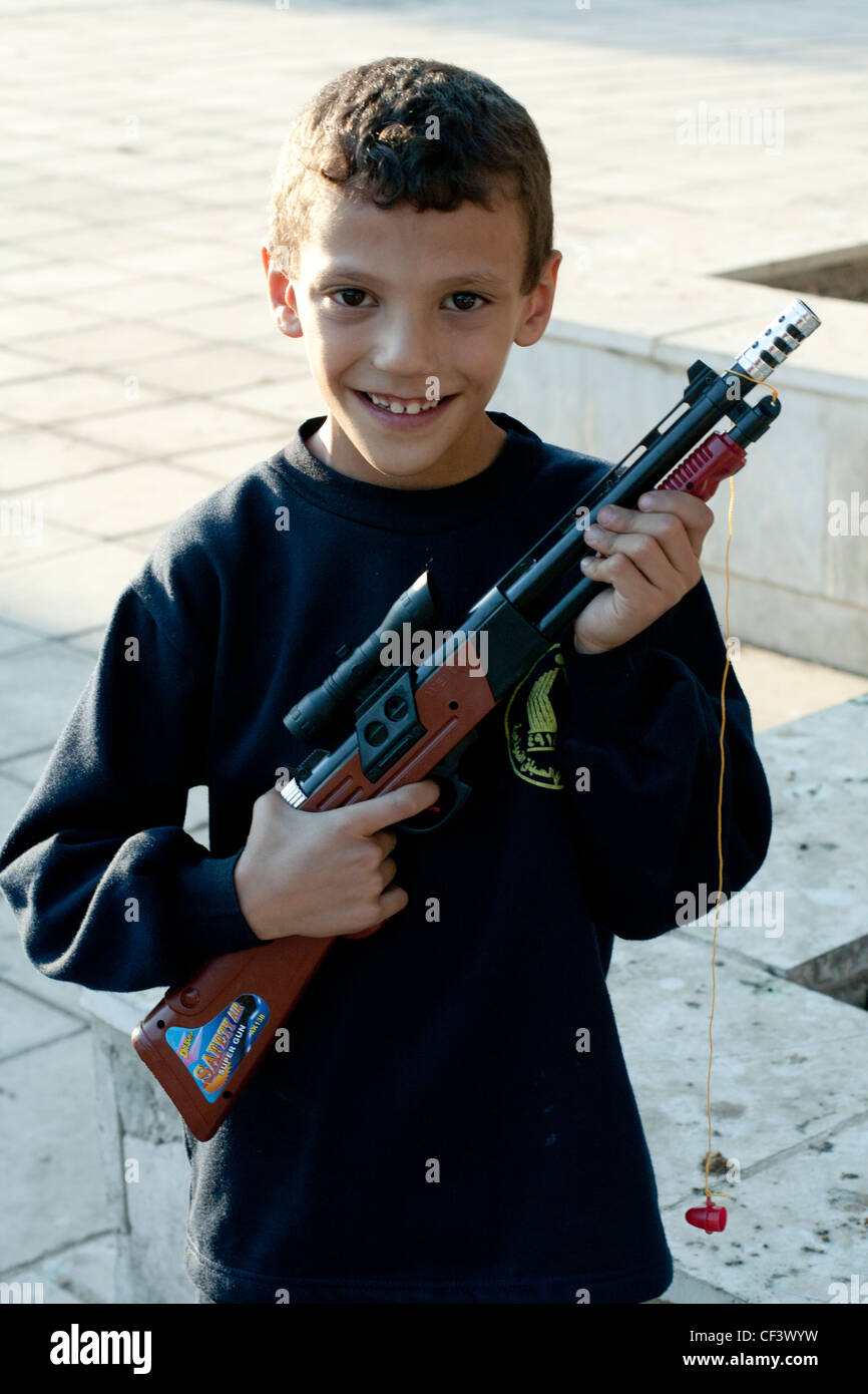 Niño Jugando Con Una Escopeta De Juguete Al Aire Libre Fotos, retratos,  imágenes y fotografía de archivo libres de derecho. Image 11029019