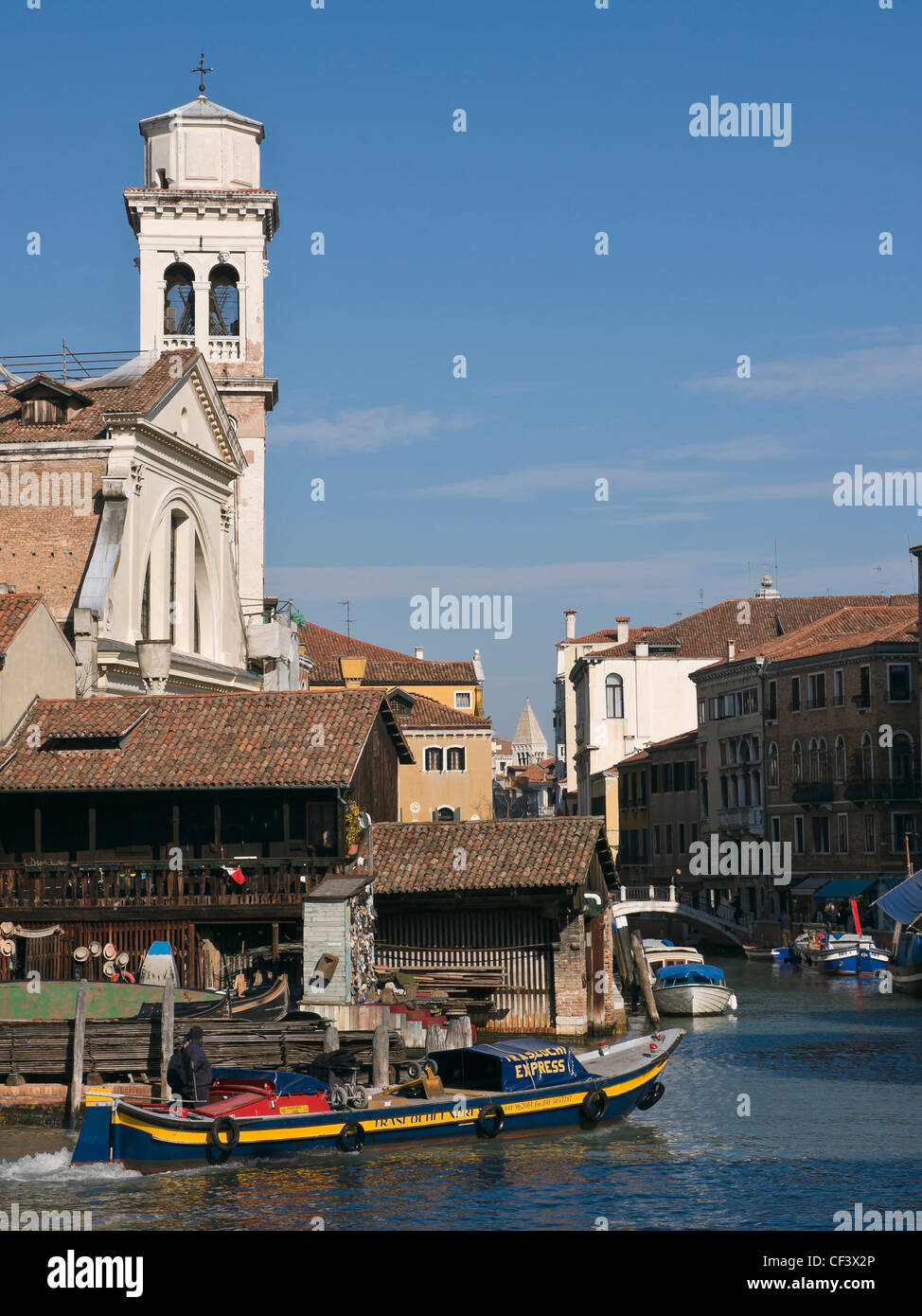 Canal de San Trovaso y el campanario de la iglesia en el barrio de Dorsoduro, en Venecia, Venezia, Italia, Europa Foto de stock