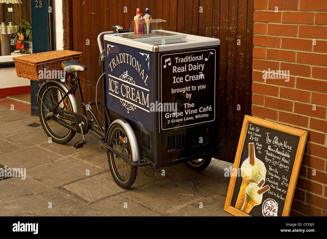 Triciclo de vendedor de helados en Whitby Fotografía de stock - Alamy