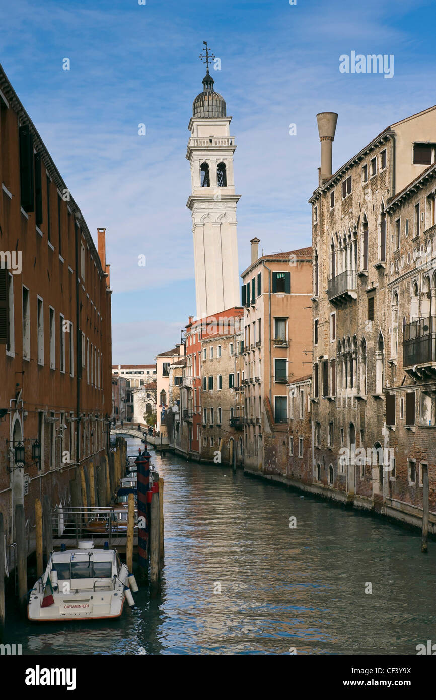 Canal Rio dei Greci y San Giorgio dei Greci inclinado campanario - Venecia, Venezia, Italia, Europa Foto de stock