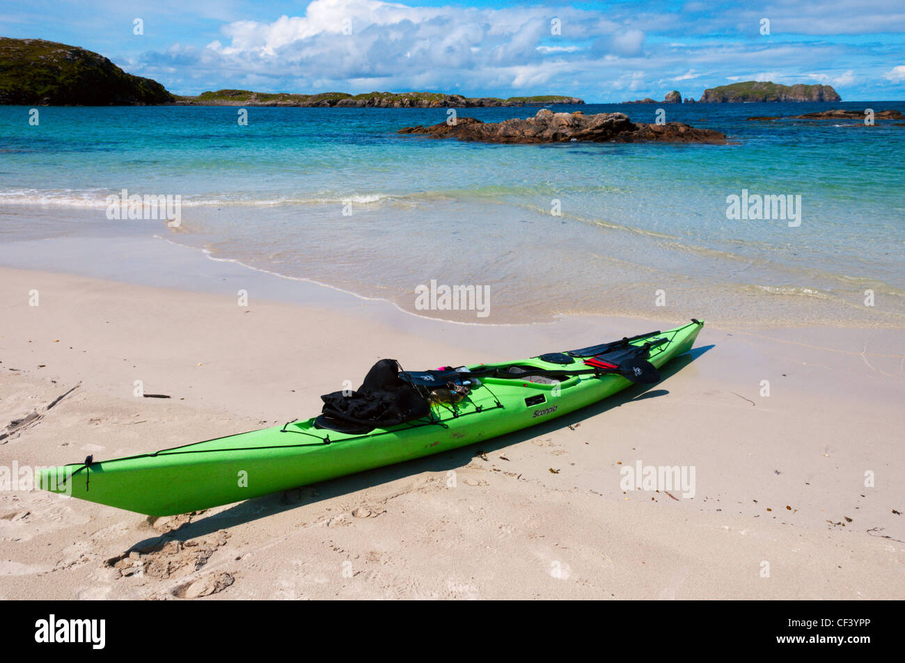 Un kayak tirado en una playa vacía en gran Bernera en las Hébridas Exteriores. Foto de stock