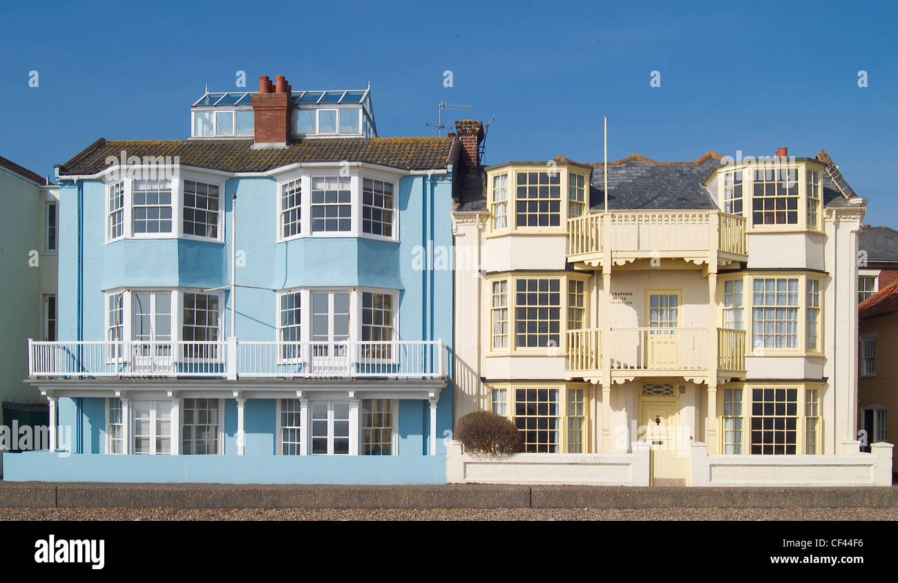 El azul y el Amarillo casas en el mar en Alderburgh. Aldeburgh sobrevivió principalmente como una aldea de pescadores hasta los 19º C Foto de stock